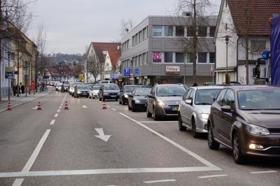 Nuertingen: LKW verliert 600 Getraenkekisten, Frau durch herabfallende Kisten verletzt